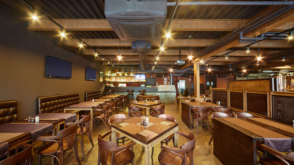 Intérieur de restaurant québécois climatisé avec clients confortablement attablés